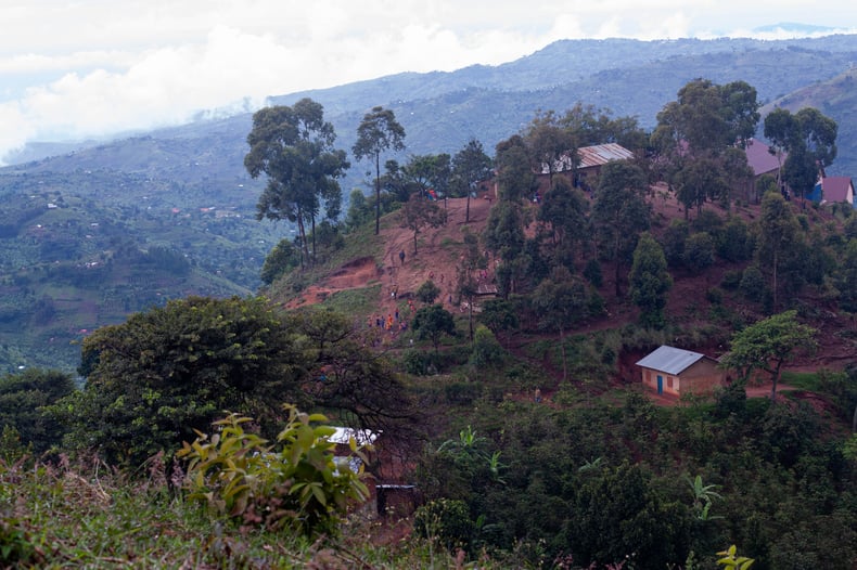 Tag 4 der Uganda-Reise von Jambo und Classrooms for Africa. Dieses Bild zeigt einen Blick auf die sanften Hügel Ugandas