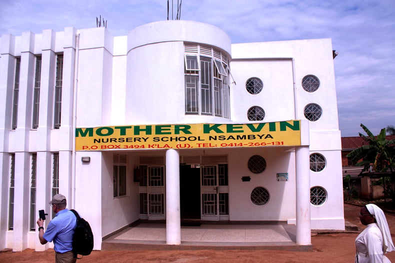 Hier steht die Mutter-Kevin-Schule. Diese Schule ist ein abgeschlossenes Projekt von Klassenzimmer für Afrika und befindet sich in der Nähe des Nsambya-Slums